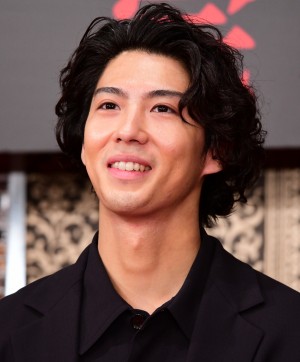 『AI崩壊』完成報告会見に登場した賀来賢人