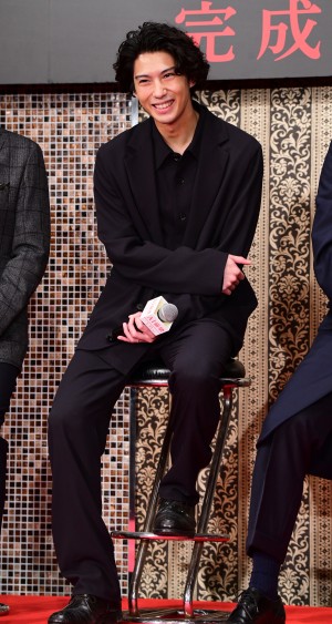 『AI崩壊』完成報告会見に登場した賀来賢人