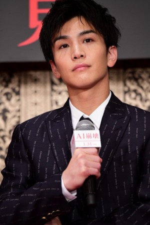 『AI崩壊』完成報告会見に登場した岩田剛典