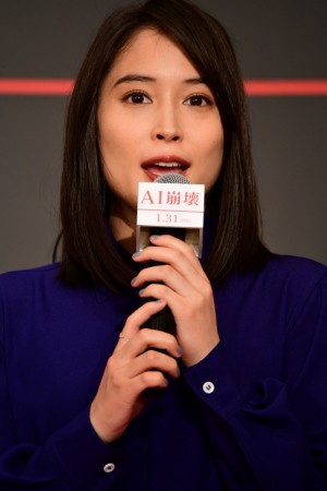 『AI崩壊』完成報告会見に登場した広瀬アリス