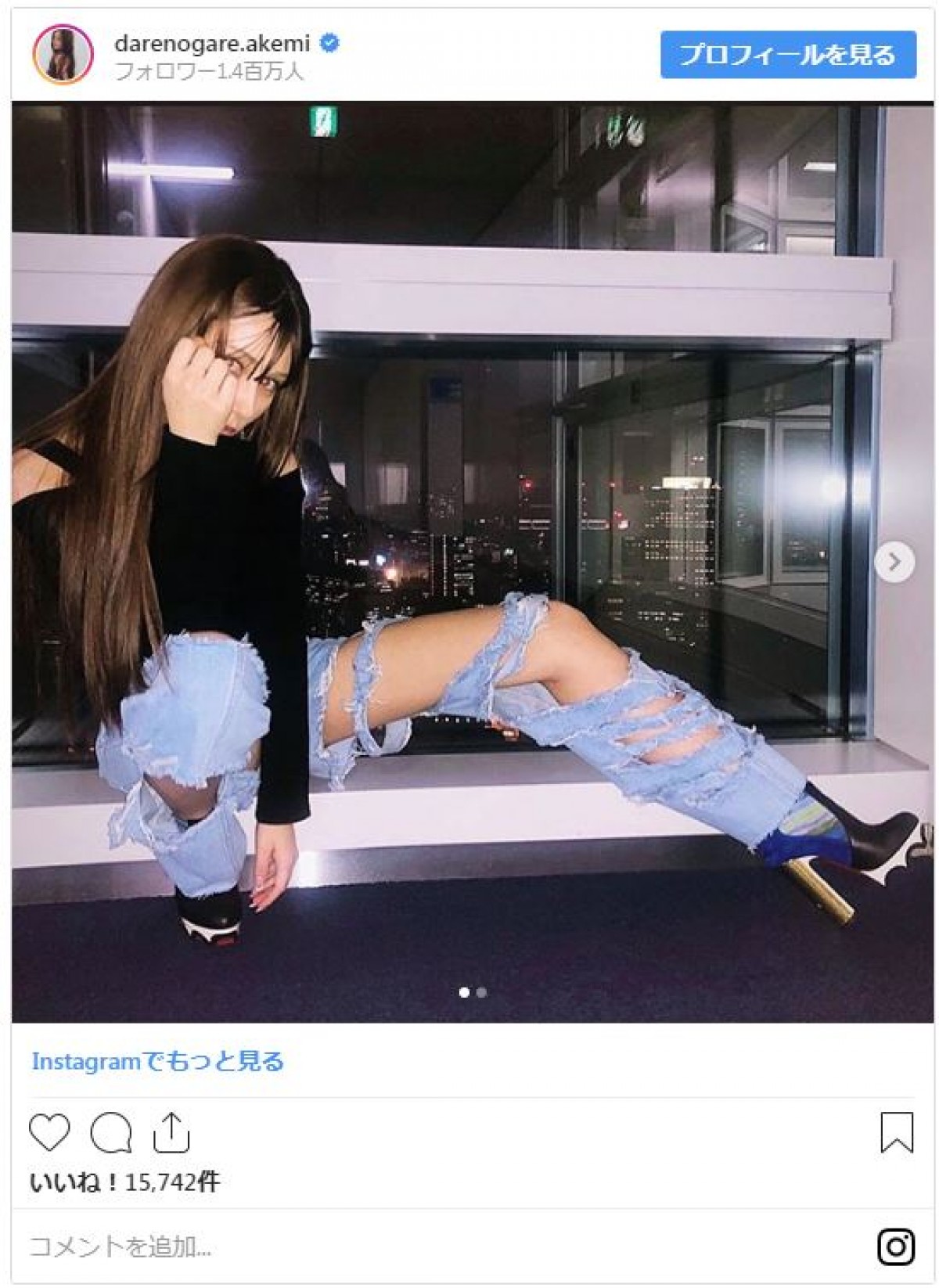 ダレノガレ明美、太ももあらわのド派手なデニム姿がカッコいい！