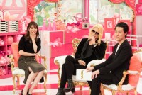 『ローランド先生』の様子（左から）指原莉乃、ローランド、粗品