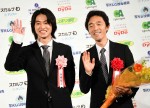 第44回報知映画賞表彰式に登場した（左から）山崎賢人、佐藤信介監督