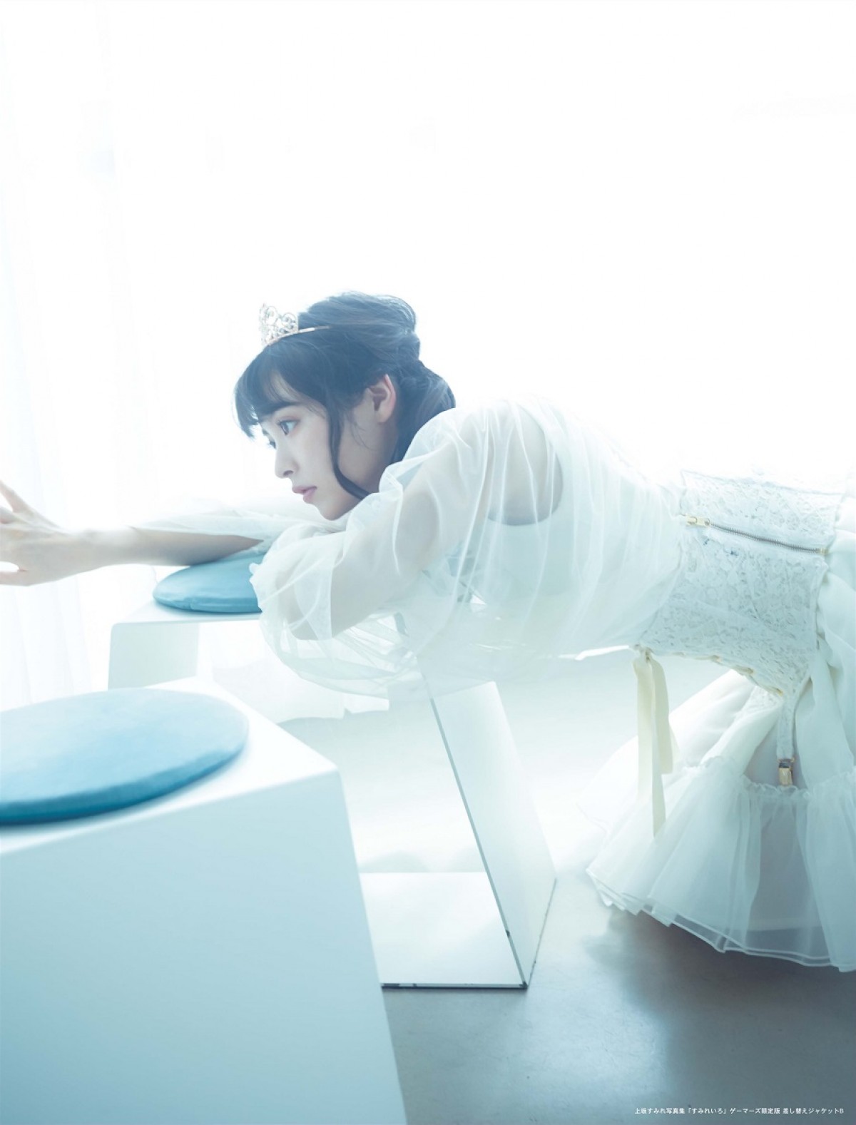 上坂すみれ、胸元セクシーショットに釘付け　写真集『すみれいろ』新カット公開