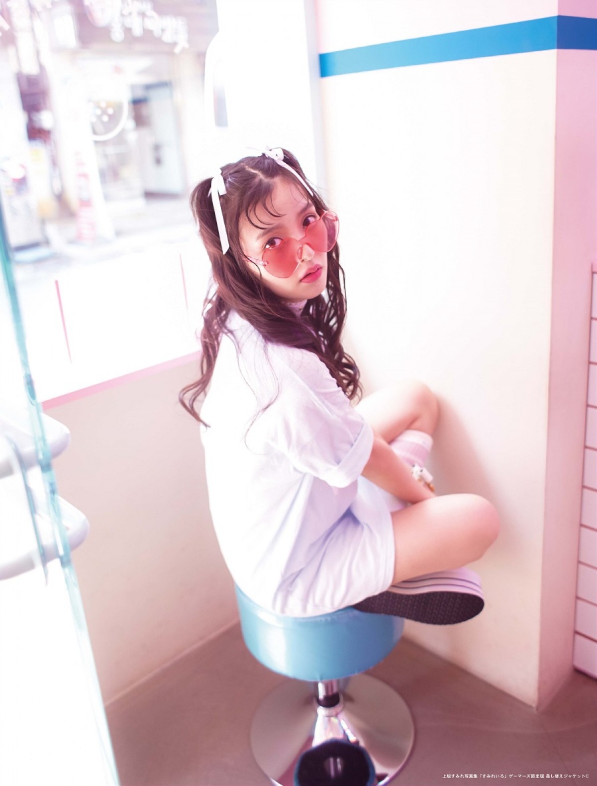 上坂すみれ、胸元セクシーショットに釘付け　写真集『すみれいろ』新カット公開