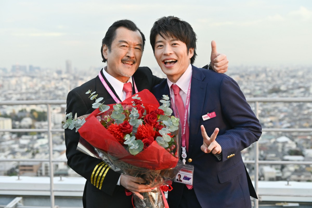 『おっさんずラブ‐in the sky‐』クランクアップを迎えた(左から)吉田鋼太郎と田中圭