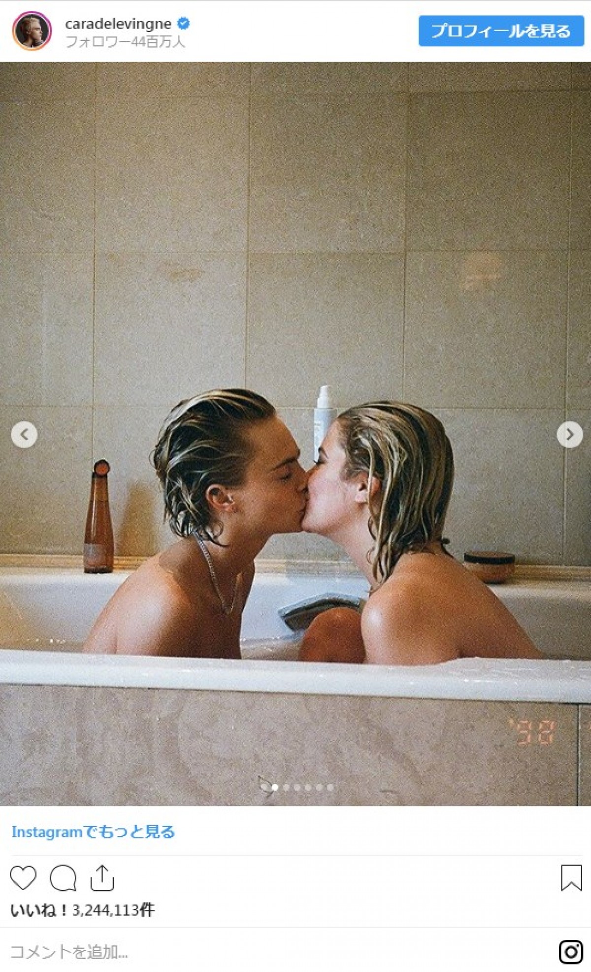 入浴中にキス！ カーラ・デルヴィーニュ＆アシュレイ・ベンソン、ラブラブ写真公開