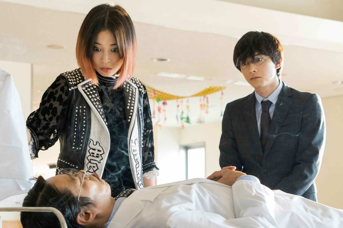 広瀬すずが熱唱＆吉沢亮の地味メガネ姿 『一度死んでみた』豪華キャストも登場の場面写真