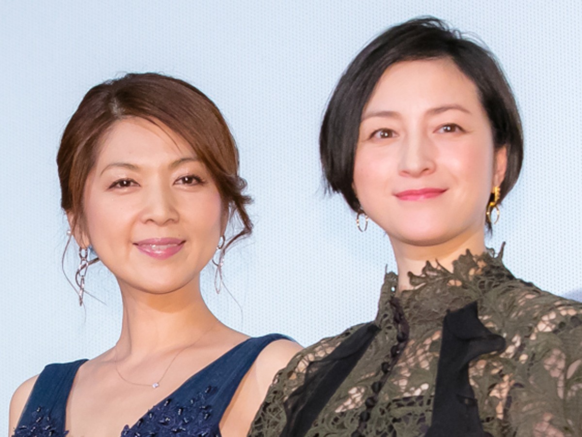 映画『太陽の家』完成披露舞台あいさつに登場した（左から）飯島直子、広末涼子