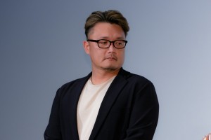 映画『太陽の家』完成披露舞台あいさつに登場した権野元監督