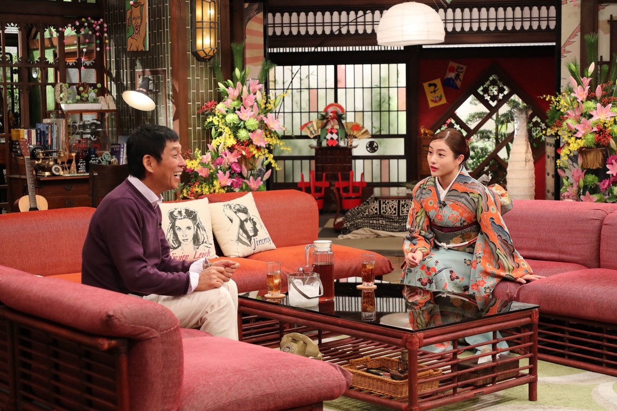 石原さとみ＆有村架純、あでやかな晴れ着姿で『さんまのまんま』新春SPに登場！