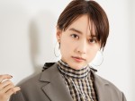 ドラマ『ランチ合コン探偵 ～恋とグルメと謎解きと～』山本美月インタビューカット