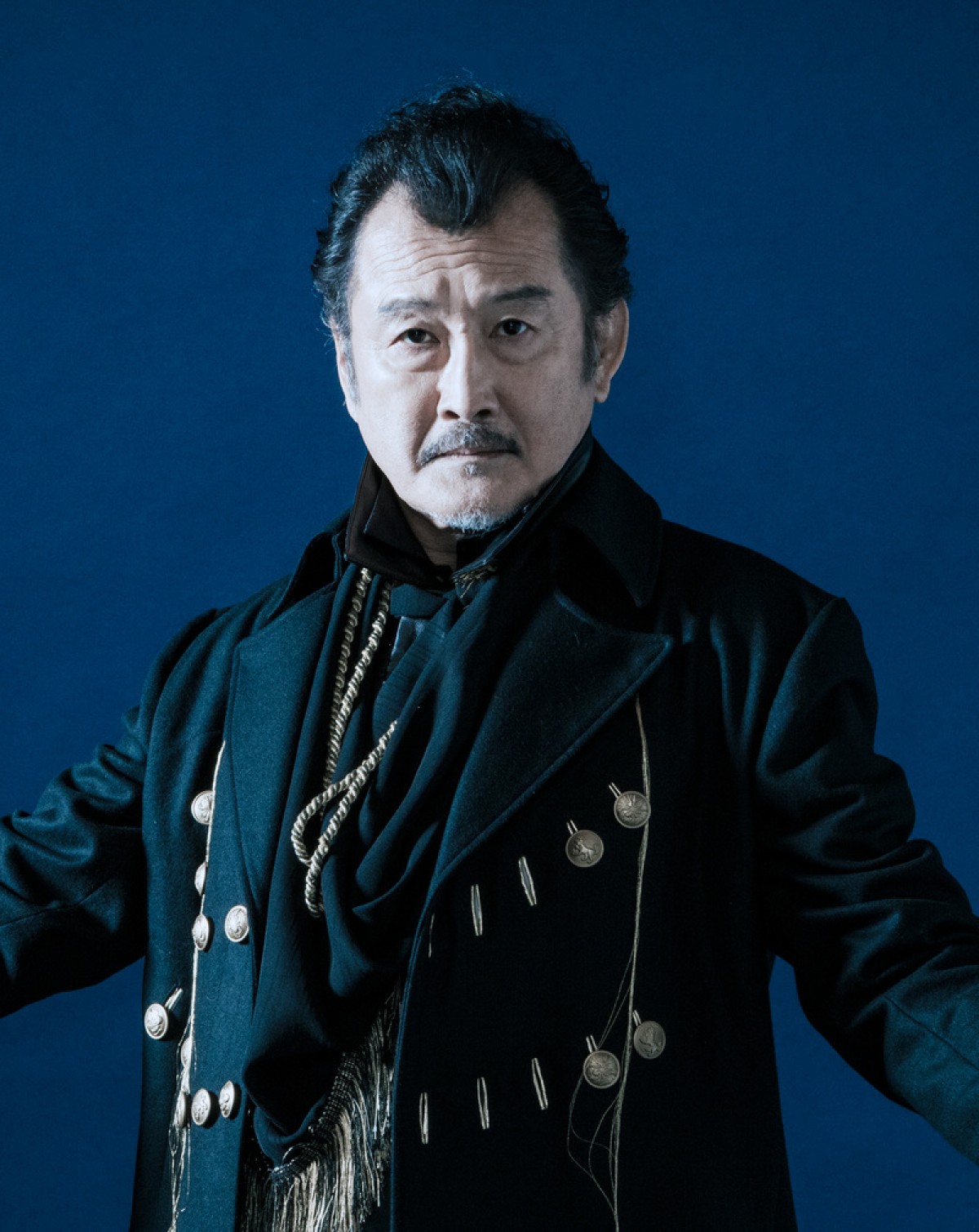 小栗旬、吉田鋼太郎＆横田栄司を見下す…『ジョン王』ビジュアル解禁