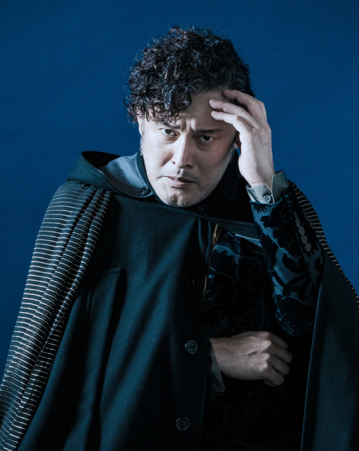 小栗旬、吉田鋼太郎＆横田栄司を見下す…『ジョン王』ビジュアル解禁