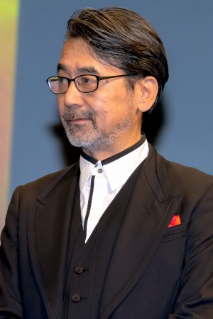 映画『風の電話』完成披露舞台あいさつに登場した諏訪敦彦監督