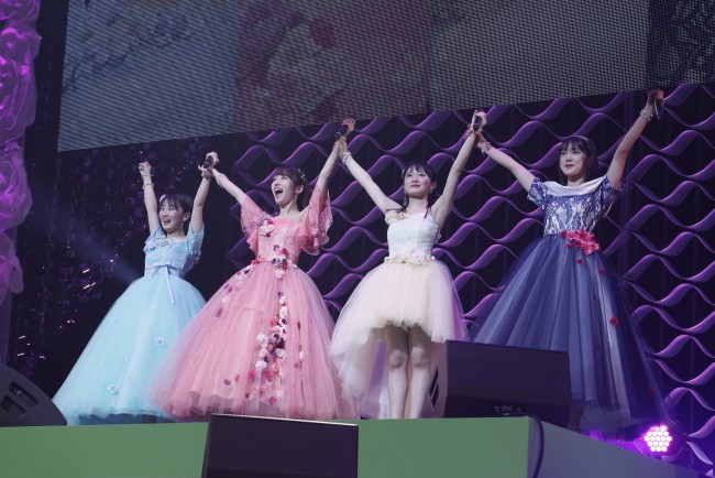 「カントリー・ガールズ ライブ 2019〜愛おしくってごめんね〜」公演の模様　（左から）船木結、山木梨沙、森戸知沙希、小関舞