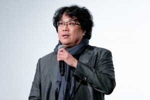 映画『パラサイト 半地下の家族』舞台あいさつに登場したポン・ジュノ監督