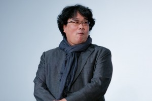 映画『パラサイト 半地下の家族』舞台あいさつに登場したポン・ジュノ監督