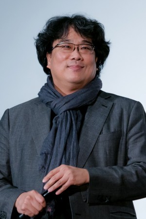 映画『パラサイト 半地下の家族』舞台あいさつに登場したポン・ジュノ監督