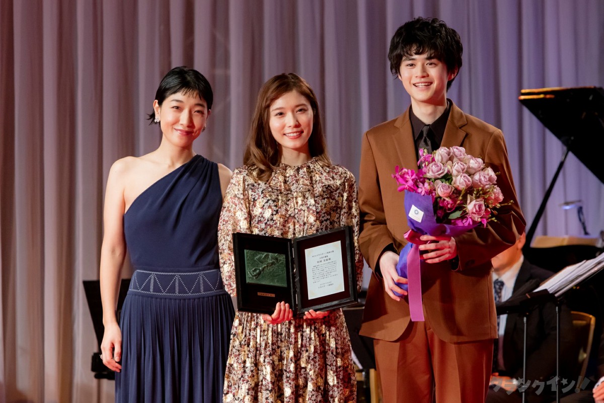 (左から)安藤サクラ、松岡茉優、鈴鹿央士、第32回日刊スポーツ映画大賞・石原裕次郎授賞式にて