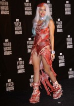レディー・ガガ、2010年のMTVミュージック・ビデオ・アワードで着た生肉ドレス