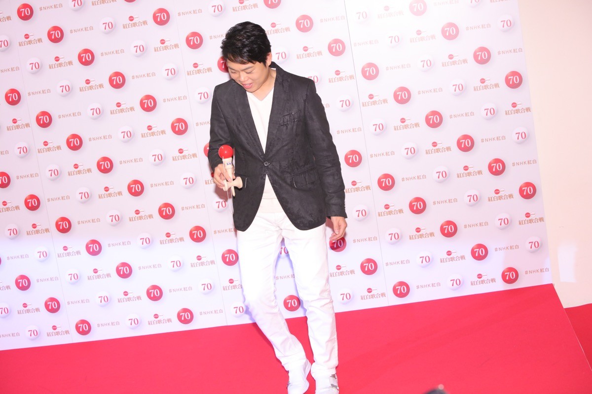 ＜紅白歌合戦＞今年もギネスに挑戦・三山ひろしが記者陣にけん玉を伝授「ひざで上げてひざで受ける」