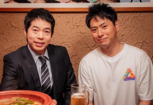 映画『八王子ゾンビーズ』メイキングカット（左から）今田耕司、主演の山下健二郎