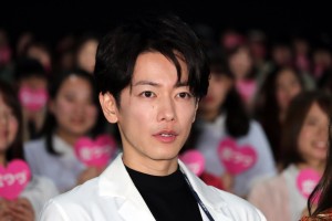 ドラマ『恋はつづくよどこまでも』プレミアム試写会に登場した佐藤健