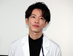 ドラマ『恋はつづくよどこまでも』プレミアム試写会に登場した佐藤健