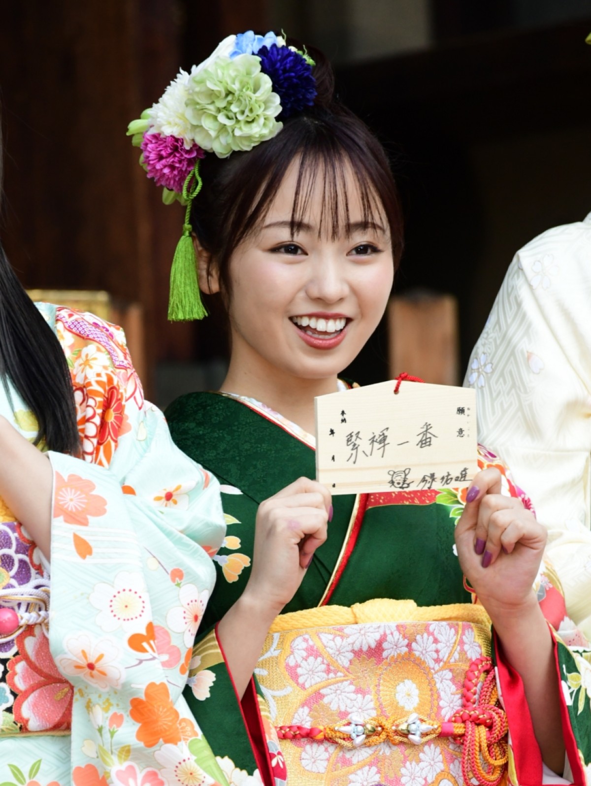 飯豊まりえ、今泉佑唯、浅川梨奈ら13人が艶やかな晴れ着姿を披露