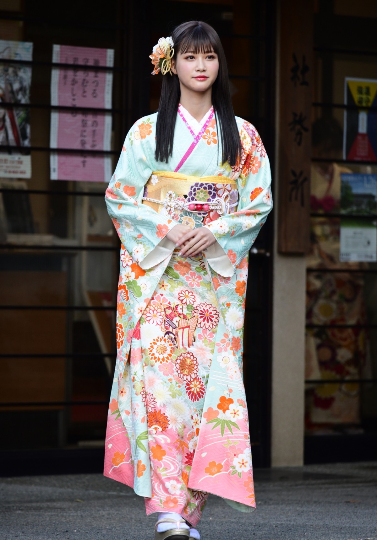 飯豊まりえ、今泉佑唯、浅川梨奈ら13人が艶やかな晴れ着姿を披露