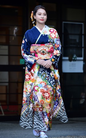 Niki、エイベックス・マネジメント 新春 晴れ着撮影会に出席