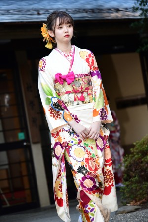 江野沢愛美、エイベックス・マネジメント 新春 晴れ着撮影会に出席