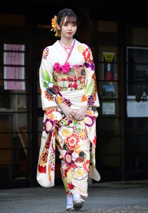 江野沢愛美、エイベックス・マネジメント 新春 晴れ着撮影会に出席