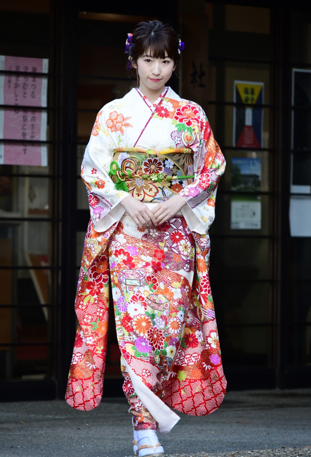 飯豊まりえ、今泉佑唯、浅川梨奈ら13人が艶やかな晴れ着姿を披露