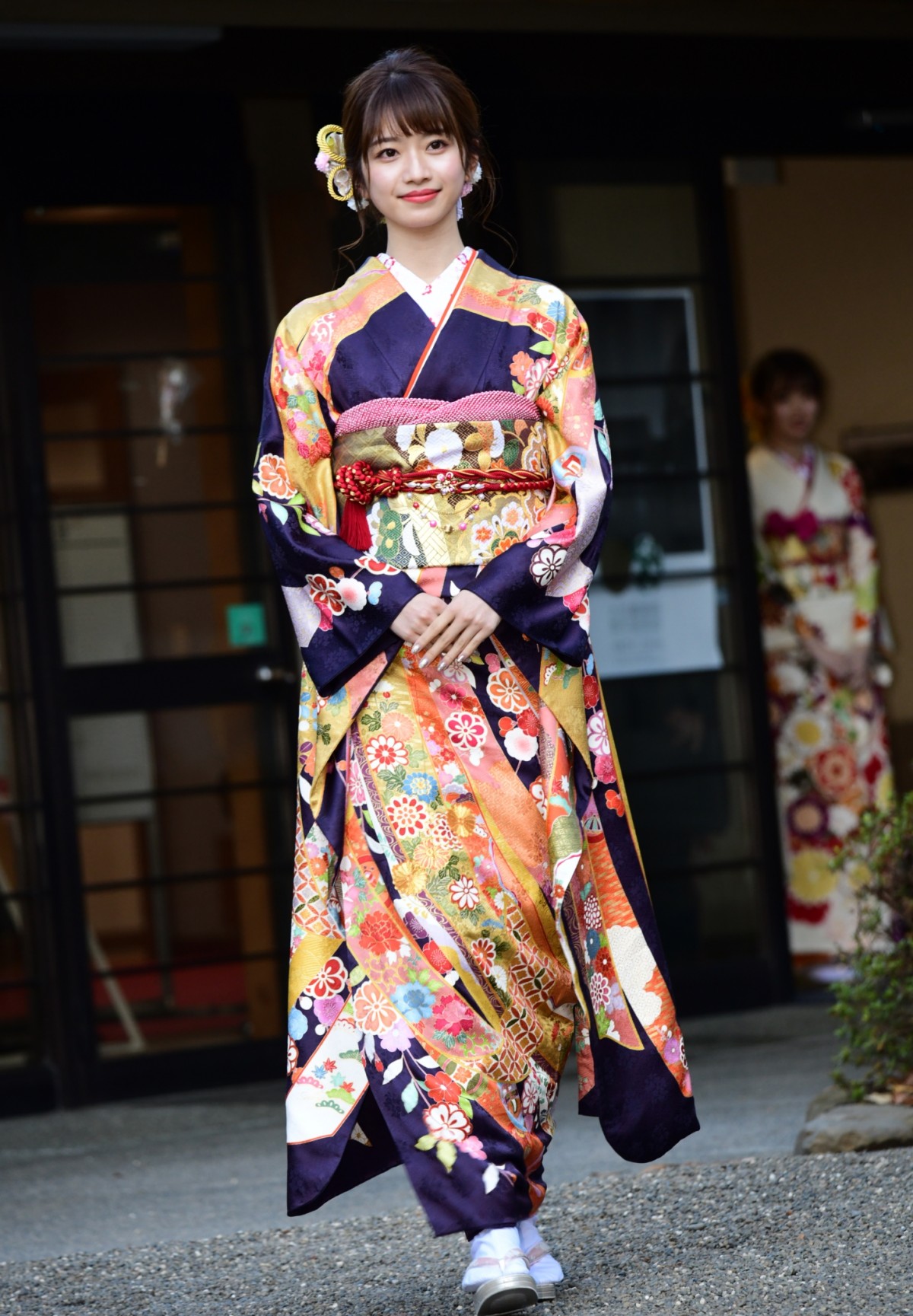 飯豊まりえ、今泉佑唯、浅川梨奈ら13人が艶やかな晴れ着姿を披露