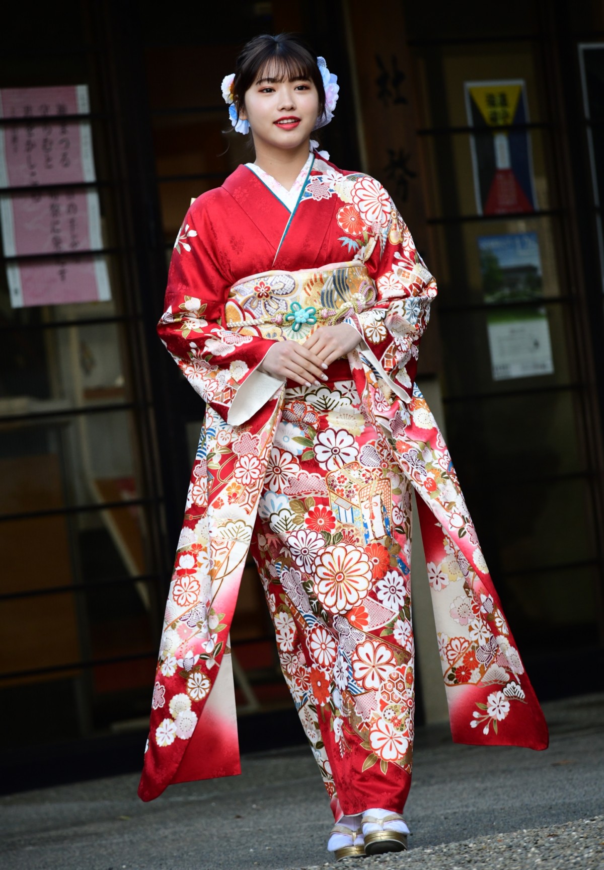 飯豊まりえ、今泉佑唯、浅川梨奈ら13人が艶やかな晴れ着姿を披露