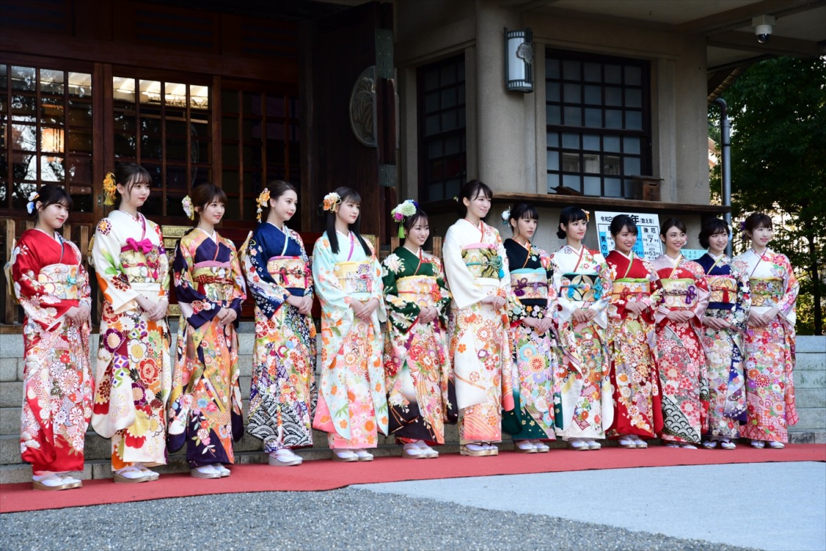 飯豊まりえ、今泉佑唯、浅川梨奈ら13人が艶やかな晴れ着姿を披露