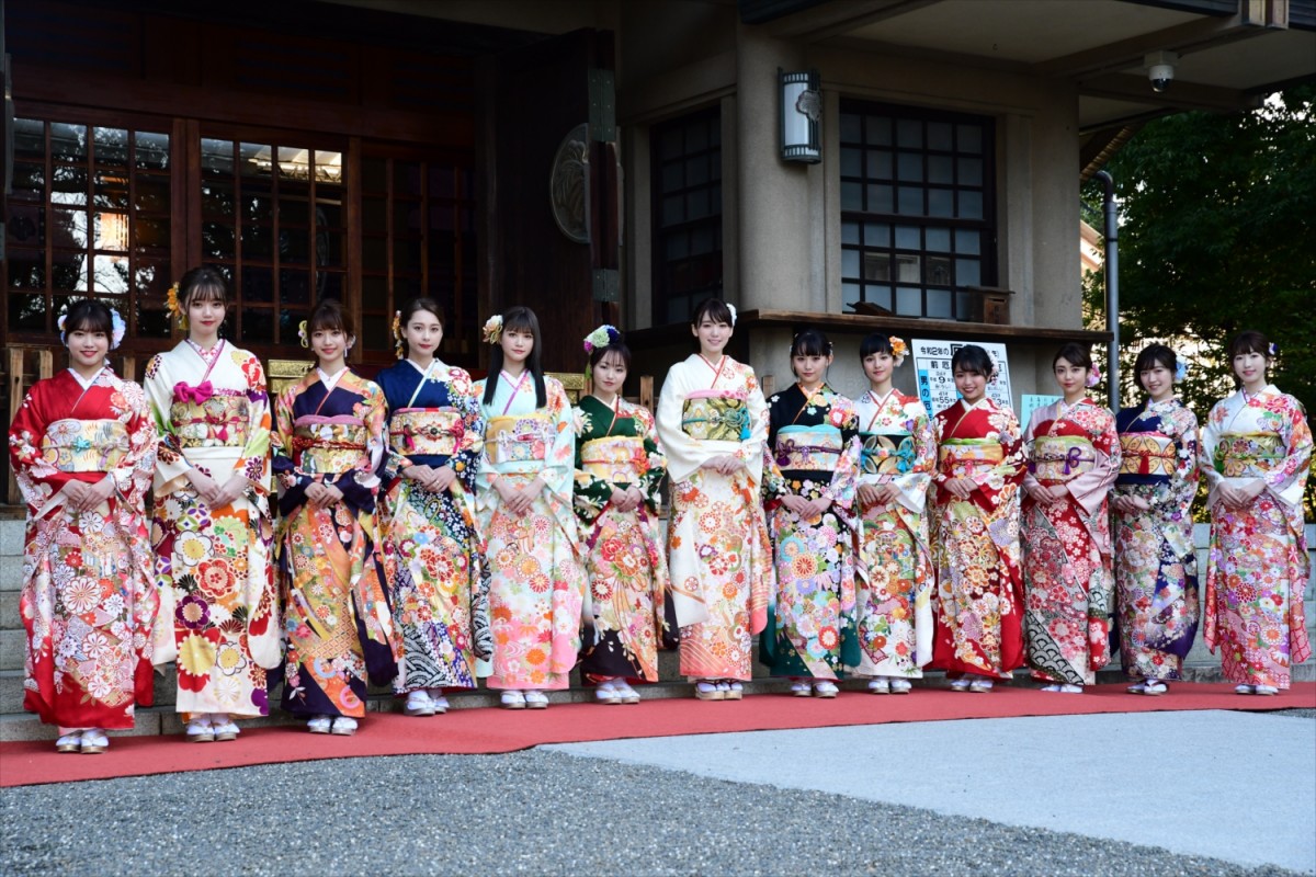 飯豊まりえ、今泉佑唯、浅川梨奈ら13人が艶やかな晴れ着姿を披露