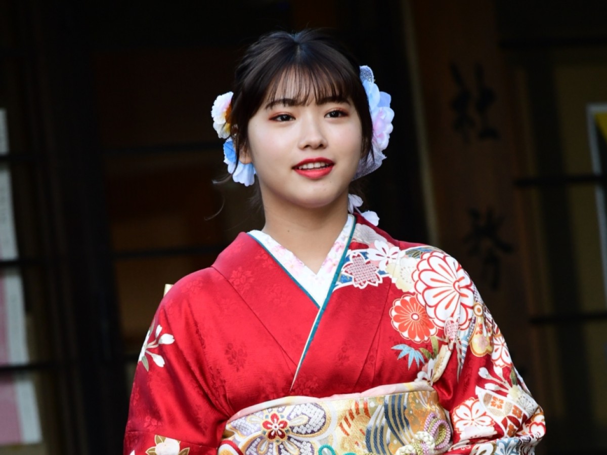 飯豊まりえ、今泉佑唯、浅川梨奈ら13人が艶やかな晴れ着姿を披露