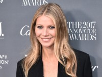 車内で美脚を披露した女優のグウィネス・パルトロー