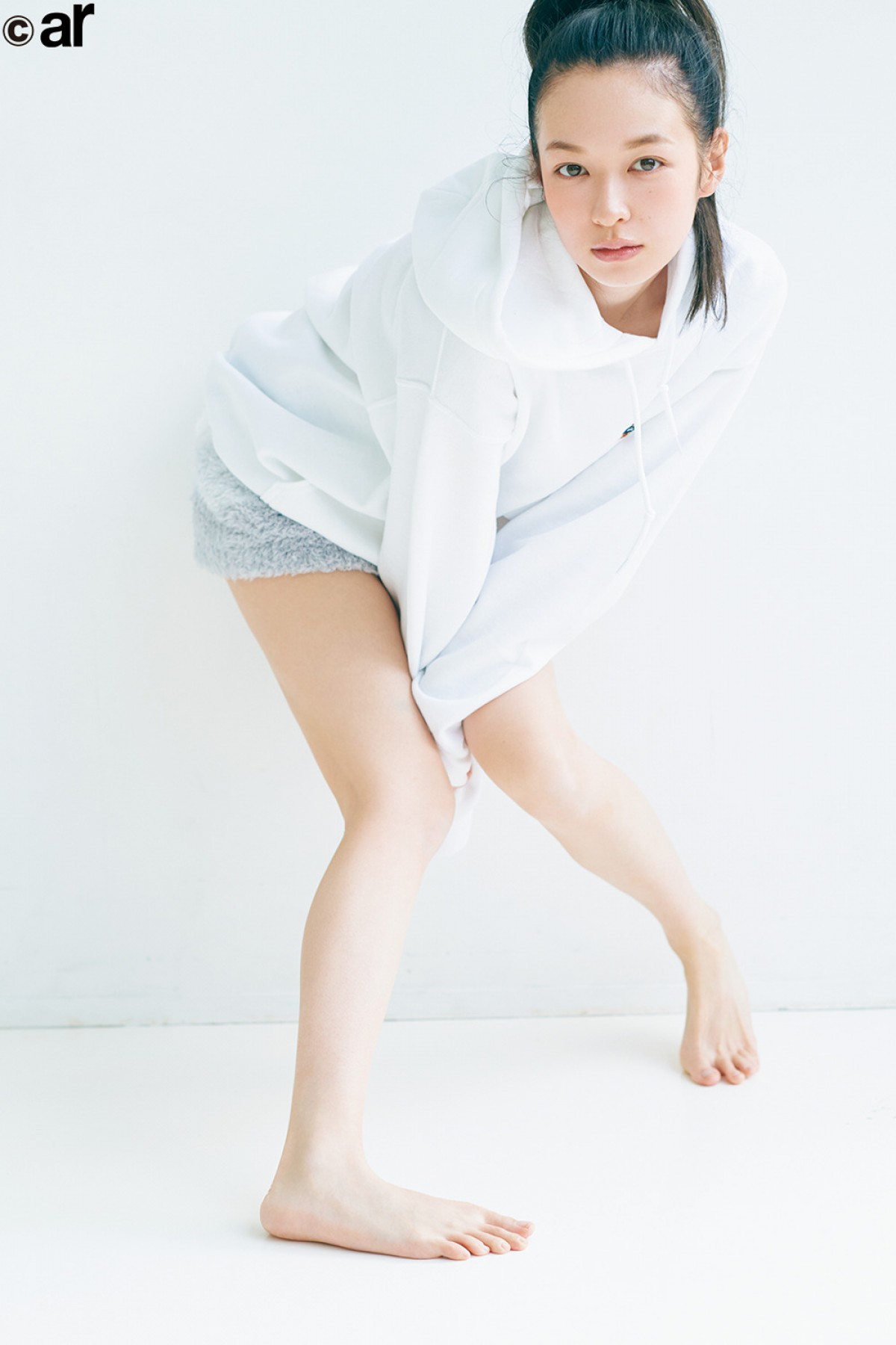 白石麻衣、色白美脚で “ちゅるん”とかわいい！ 美肌スキンケアの秘密も告白