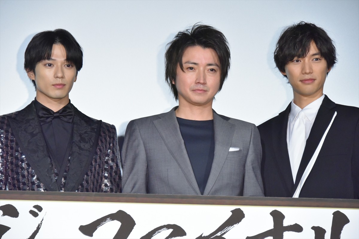 映画『カイジ ファイナルゲーム』初日舞台あいさつに登場した(左から)新田真剣佑、藤原竜也、福士蒼汰