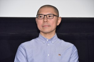 映画『シライサン』初日舞台あいさつに登場した安達寛高監督