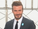 【写真】『モダン・ファミリー』出演のデヴィッド・ベッカム、撮影現場で子どもたちとパチリ！