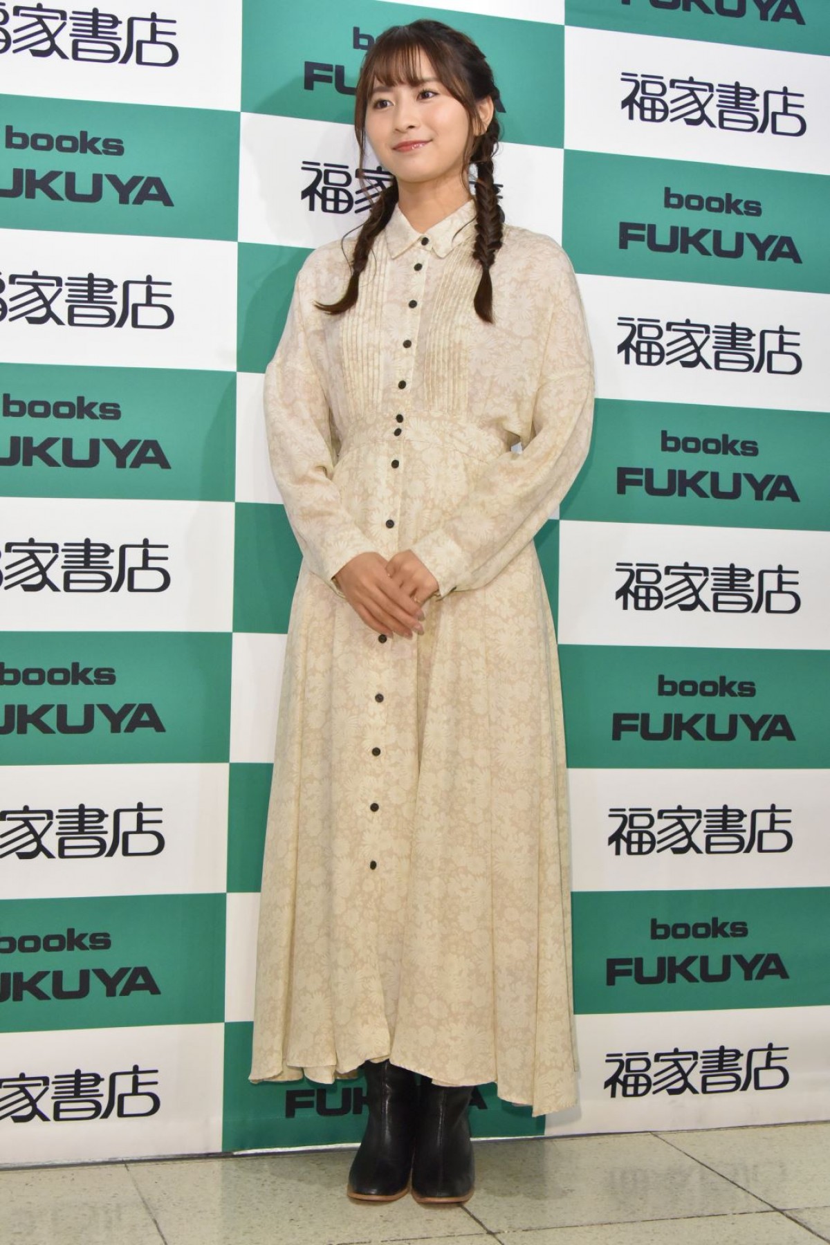 ロン・モンロウ、制服姿披露の初フォトブックは「100点です！」