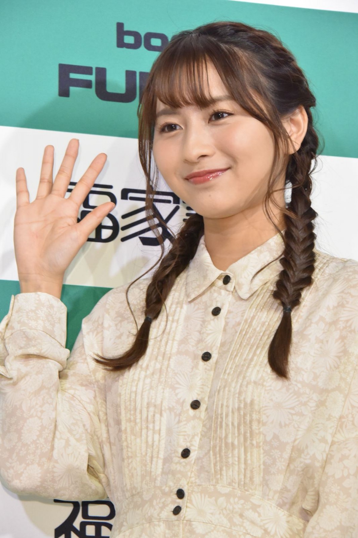 ロン・モンロウ、制服姿披露の初フォトブックは「100点です！」