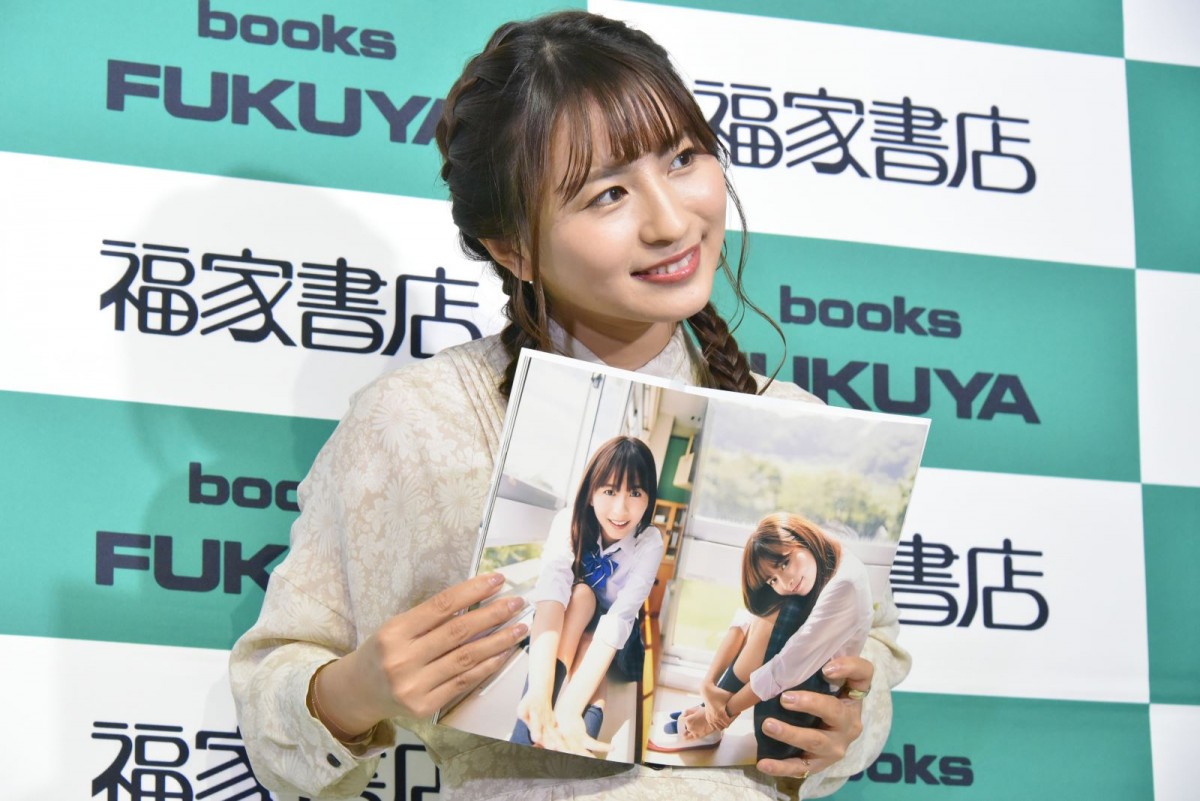 ロン・モンロウ、制服姿披露の初フォトブックは「100点です！」
