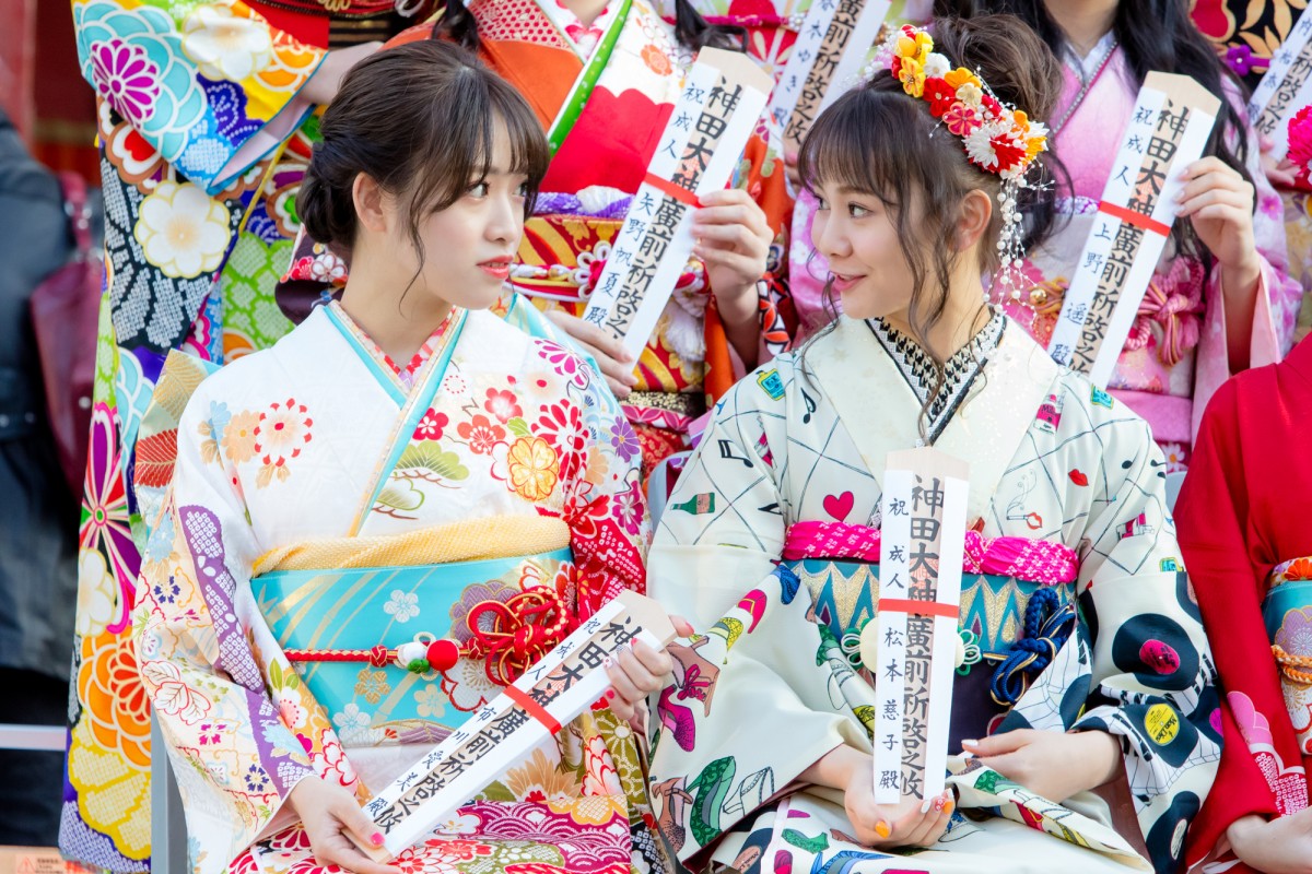 HKT48田島芽瑠ら、AKB48グループ新成人で振袖姿を披露 “令和出発世代”42名が出席