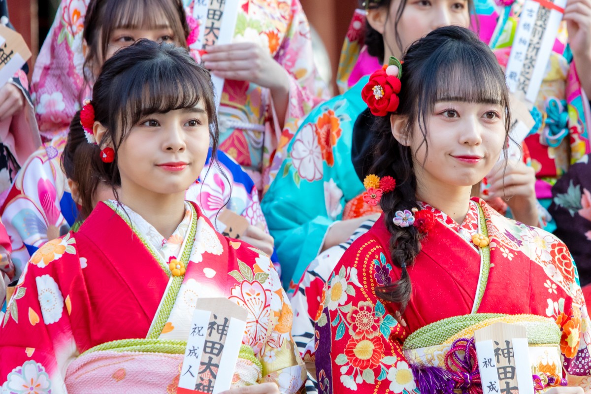 HKT48田島芽瑠ら、AKB48グループ新成人で振袖姿を披露 “令和出発世代”42名が出席